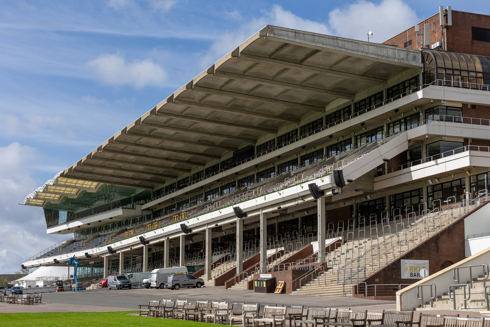 Cheltenham Racecourse upgrades grandstand audio with L-Acoustics system