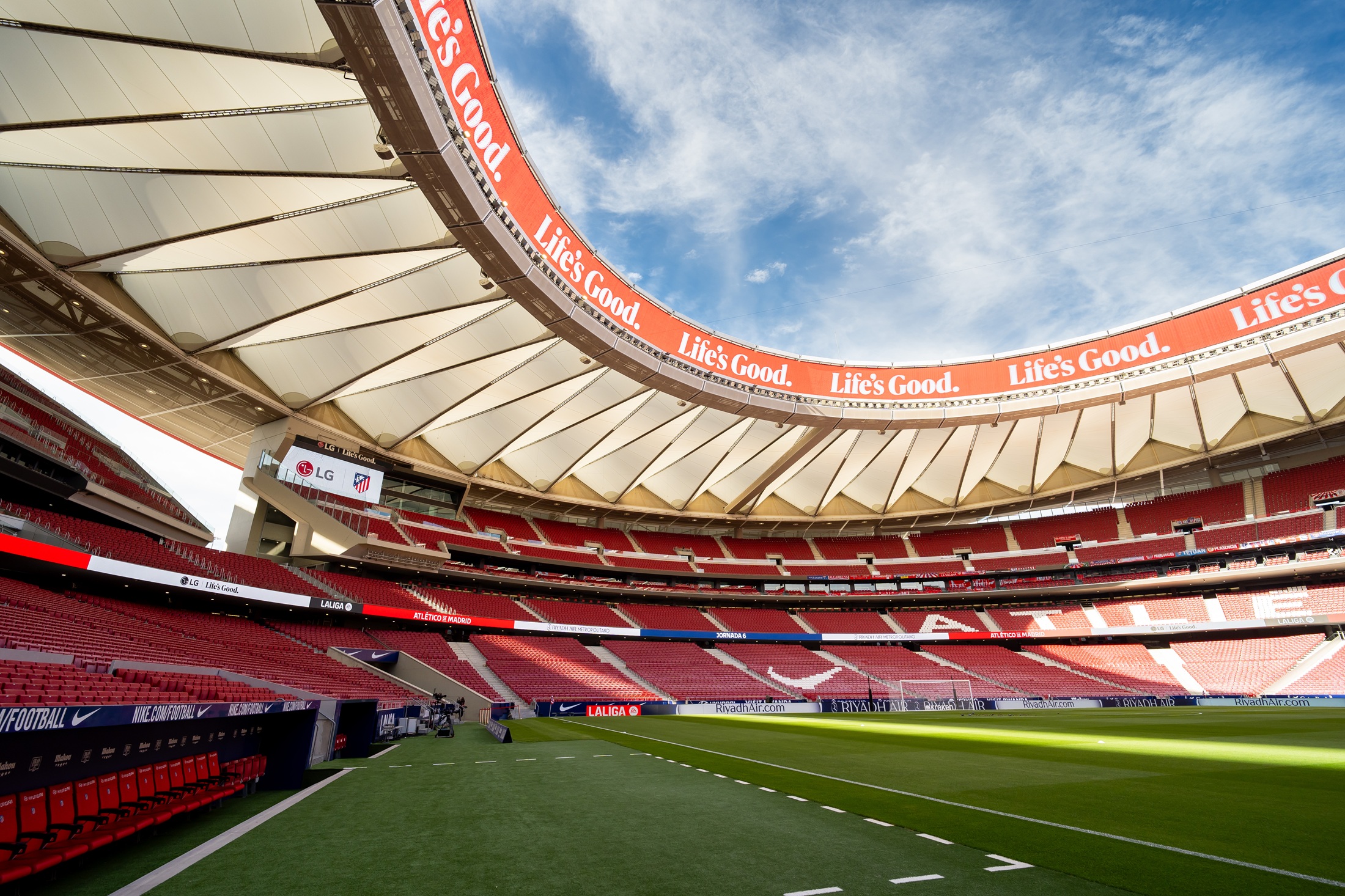 LG supplies huge ribbon board to Athletico Madrid stadium