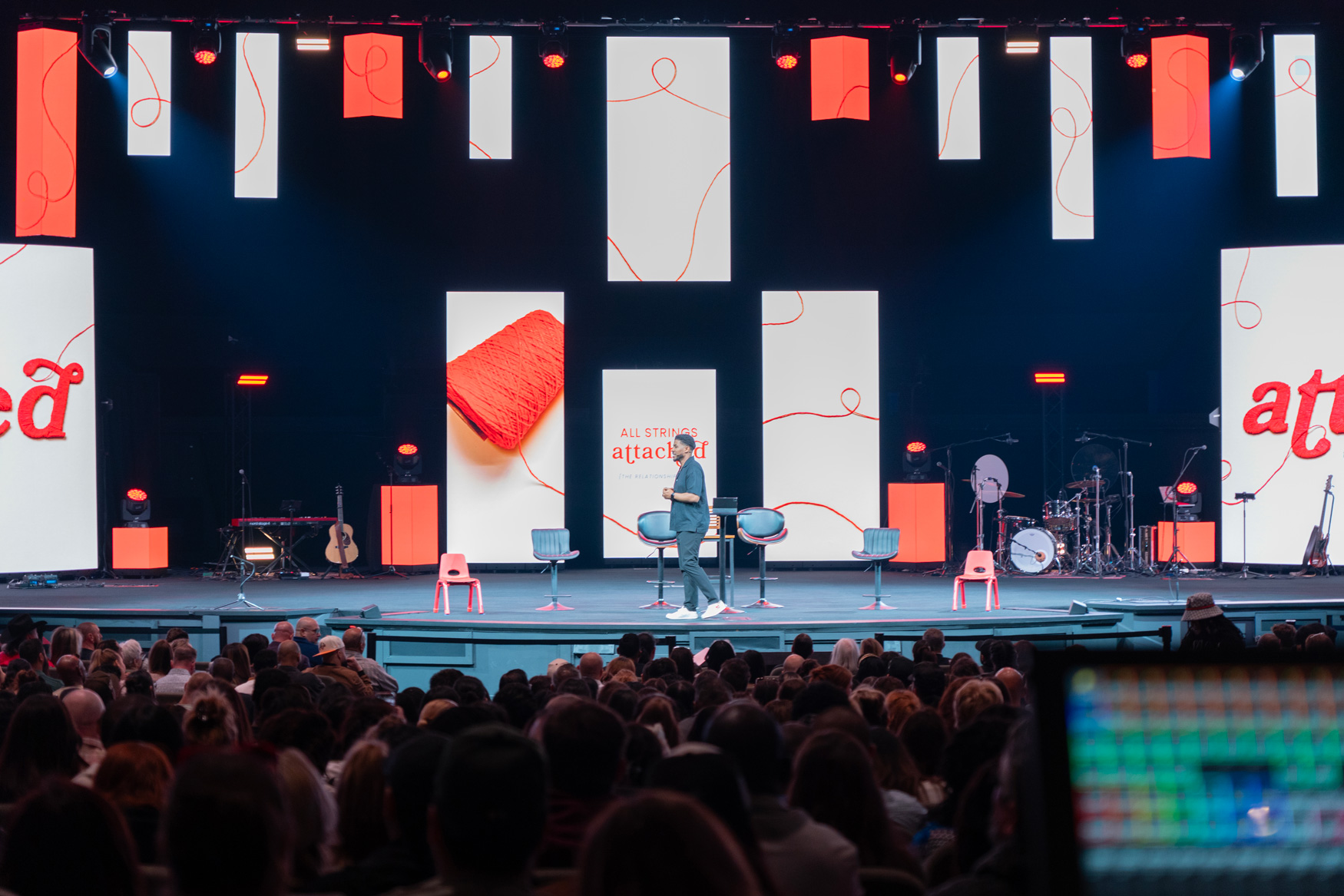 AVLX fills Community Bible Church wih ROE Visual’s Topaz LED tiles